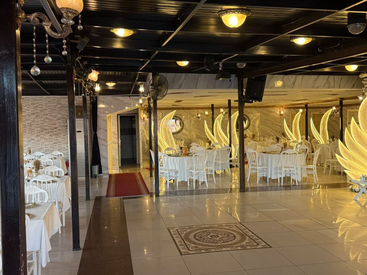 Beyzade Salon Safir, koyu ahşap tavan ve kanat ışık dekoru