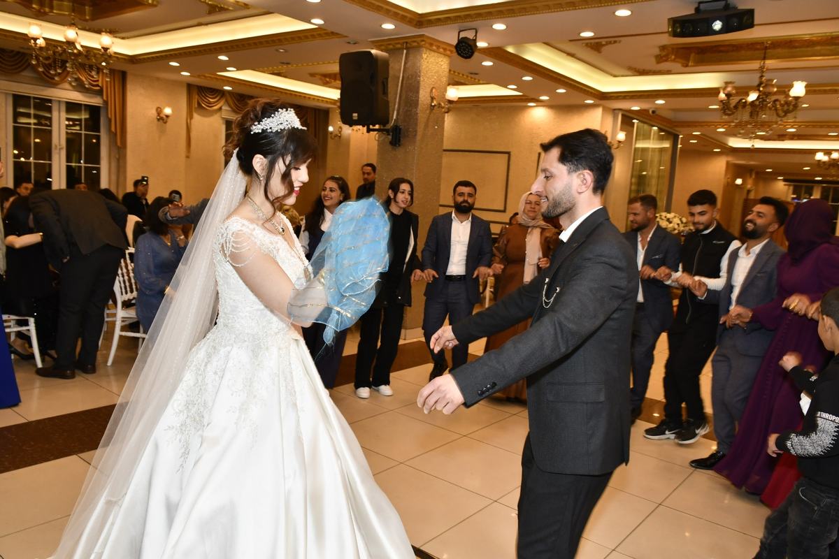 Beyzade'de gelin damat ilk dansı