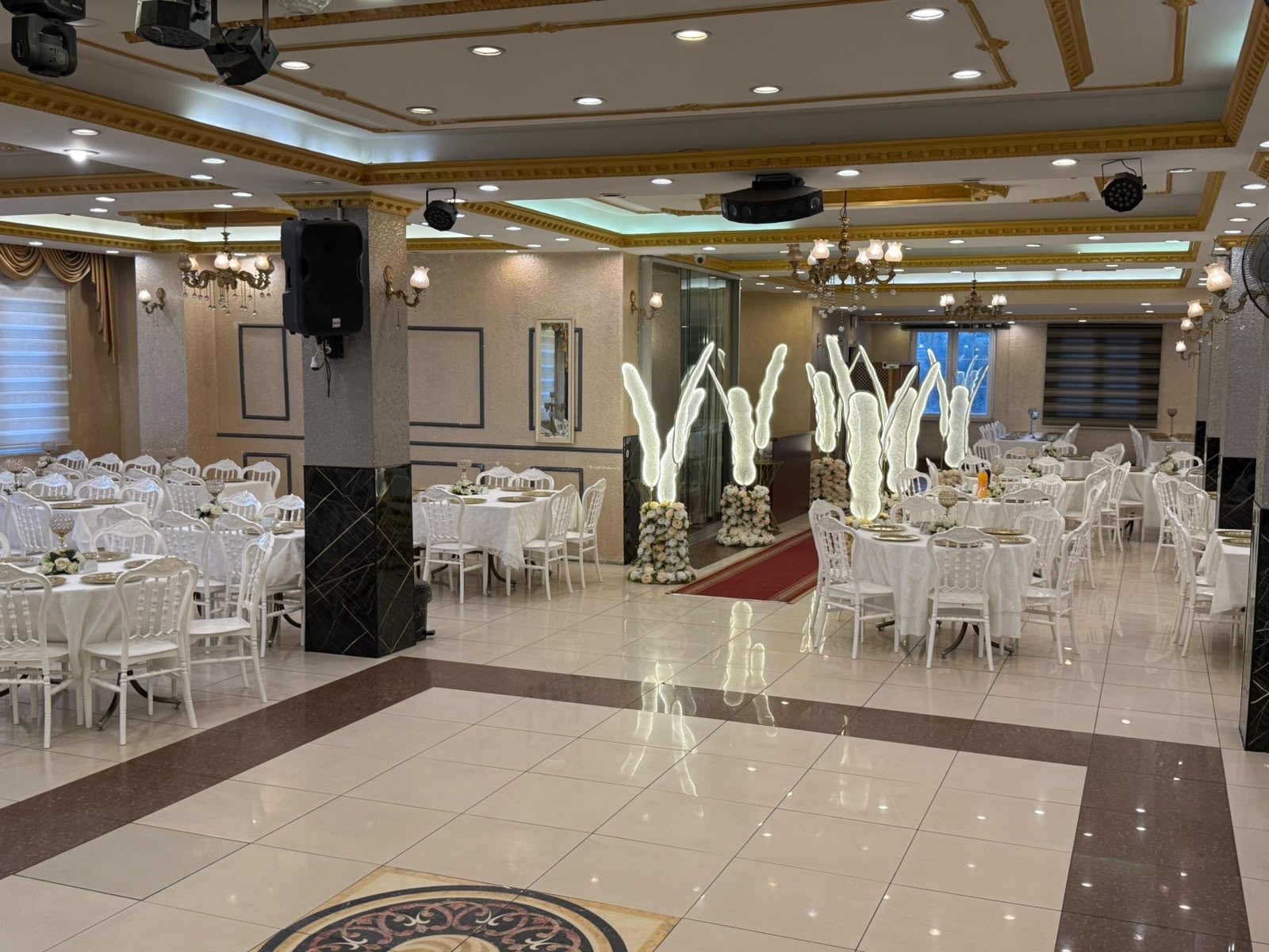 Beyzade Salon İnci, kanat ışık dekoru ve masa düzeni
