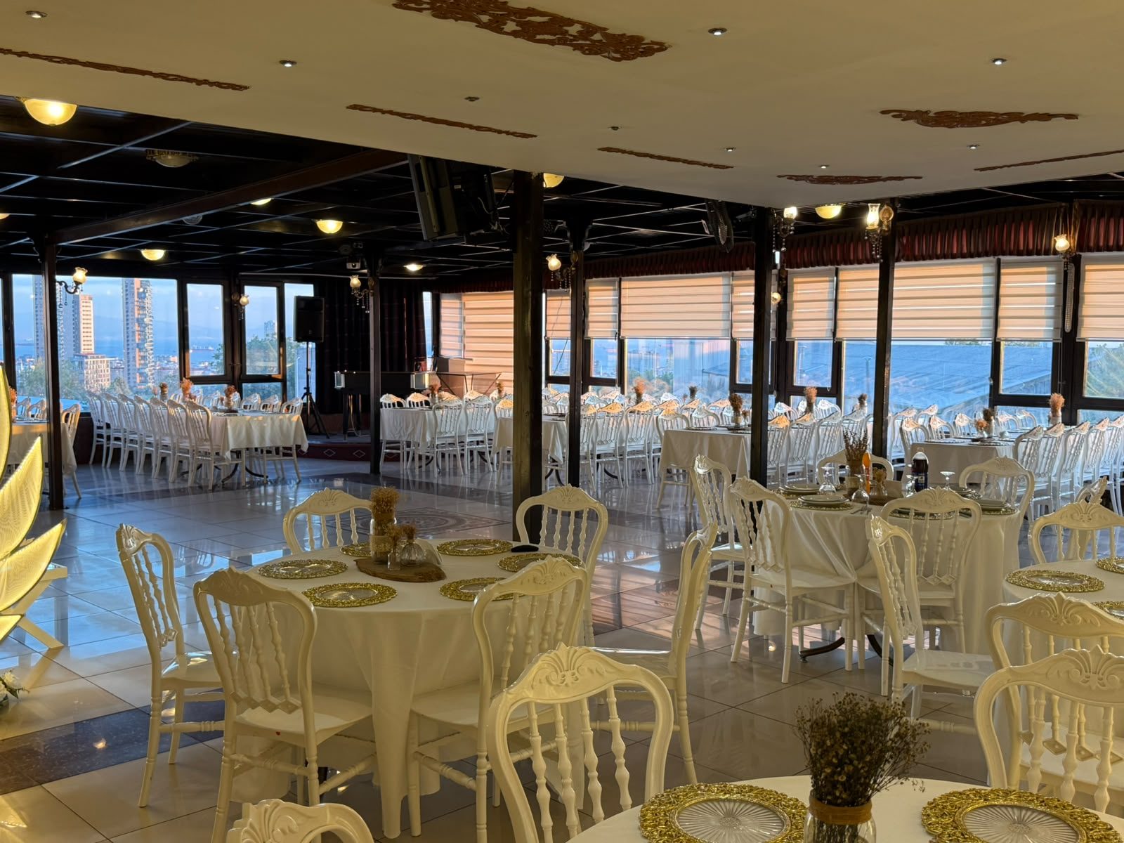 Beyzade teras salonu, gün batımı ve masa düzeni